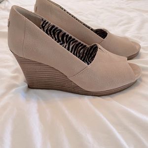 Toms Michelle Wedge, tan suede, size 7